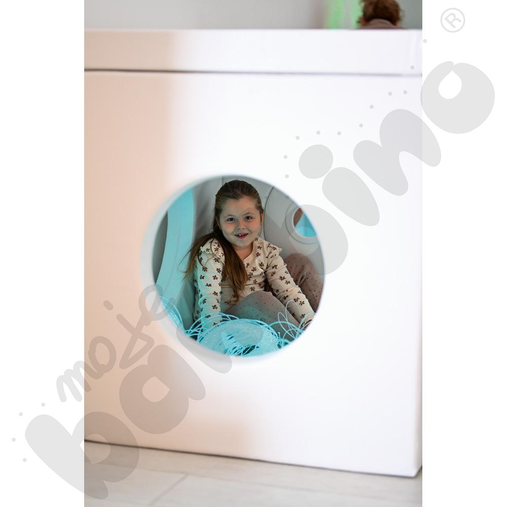 Biały domek - lustrzane odbicie