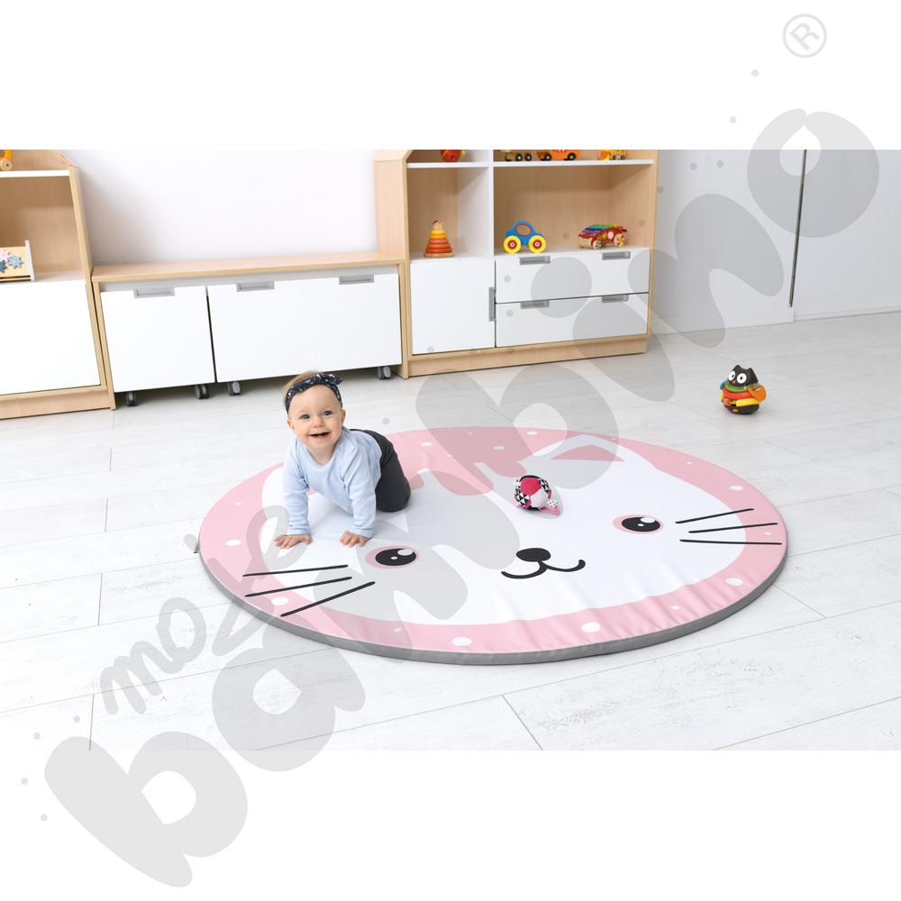 Mata malucha z białym kotkiem