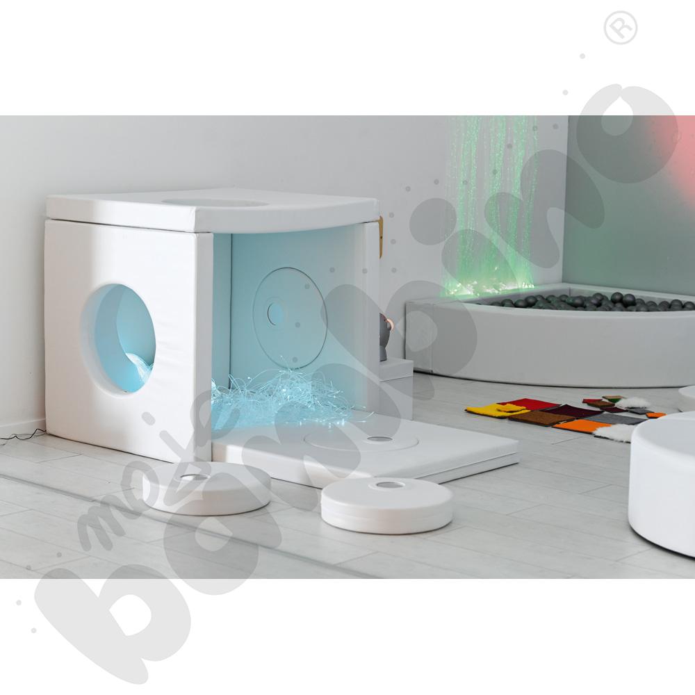 Biały domek - lustrzane odbicie