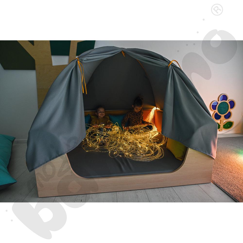 Kącik relaksacyjny z baldachimem