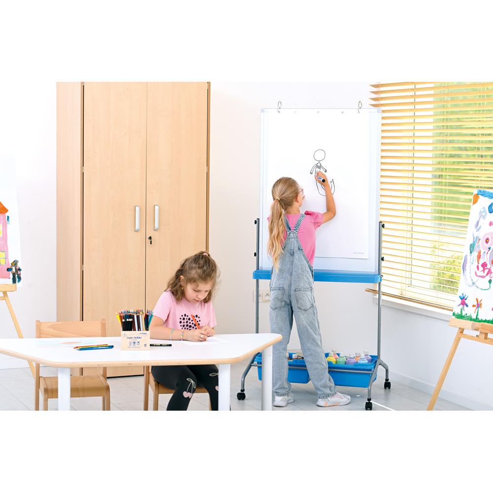 Mobilná, magnetická, nasucho stierateľná tabuľa 75 x 100 cm - modré úložné boxy