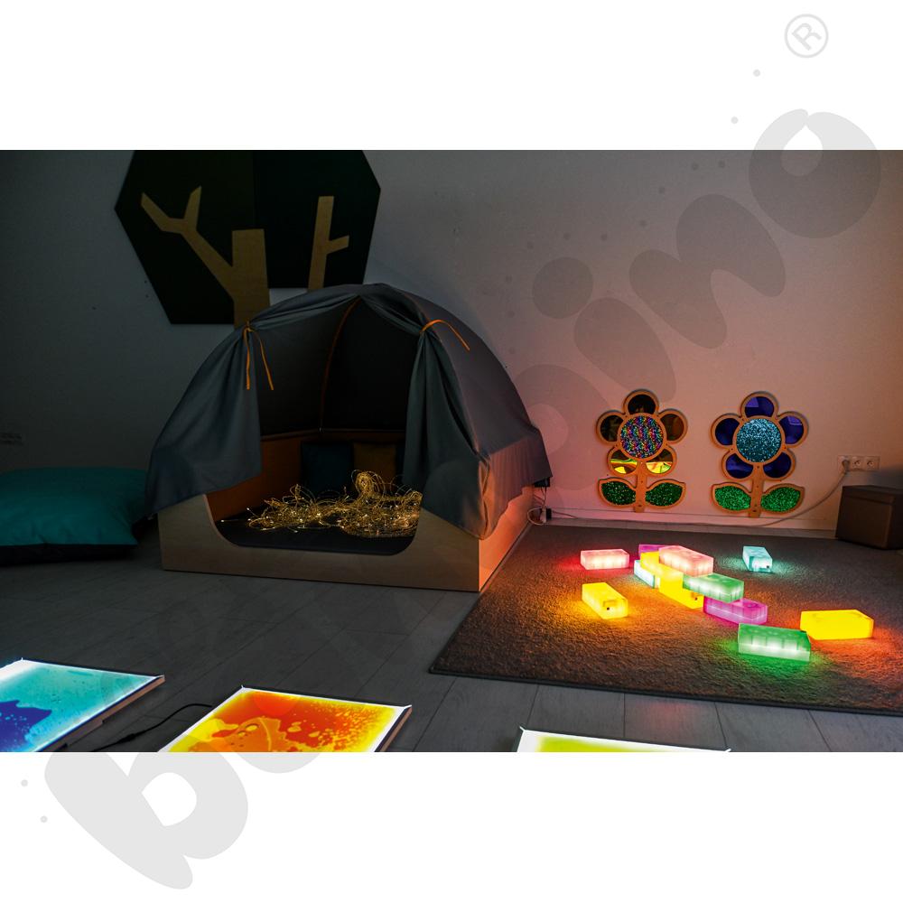 Kącik relaksacyjny z baldachimem