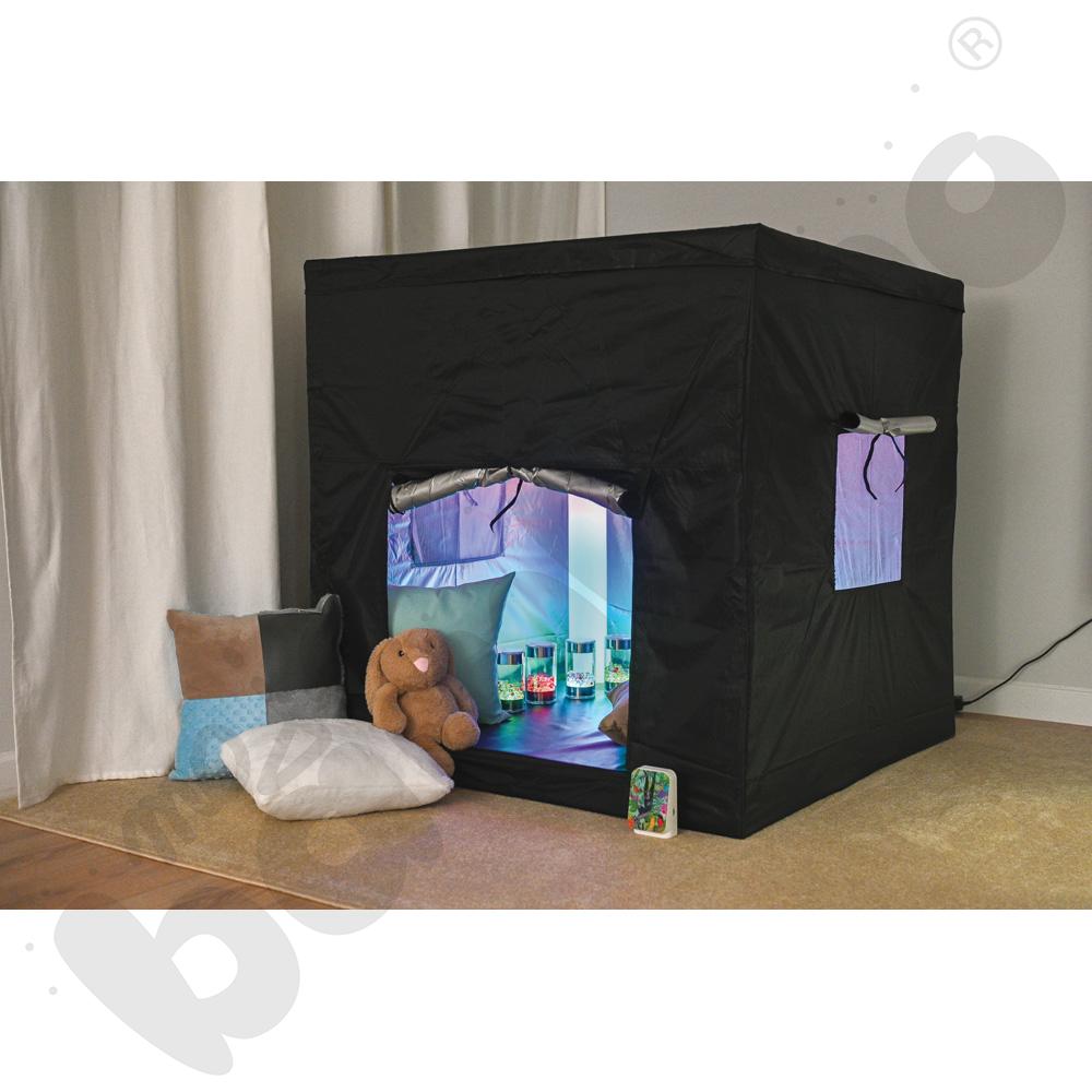 Czarny namiot z akcesoriami terapeutycznymi