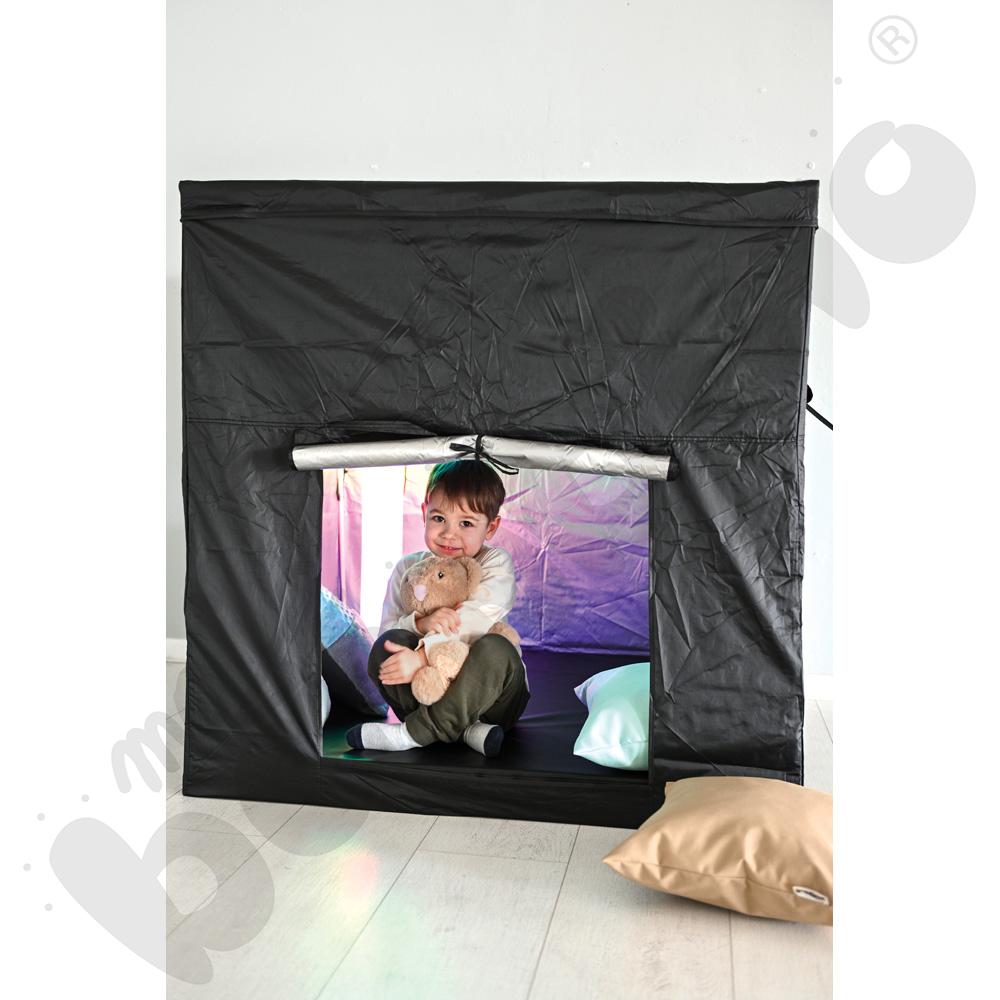 Czarny namiot z akcesoriami terapeutycznymi