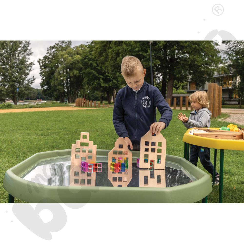 Drewniane domki z akrylowymi kostkami