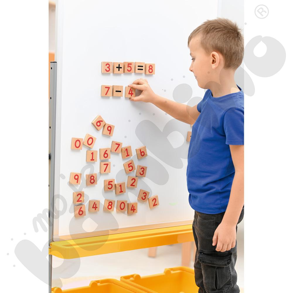 Drewniane cyferki magnetyczne