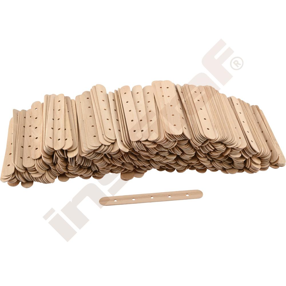 
Holzbaustäbe mit Bohrlöchern
