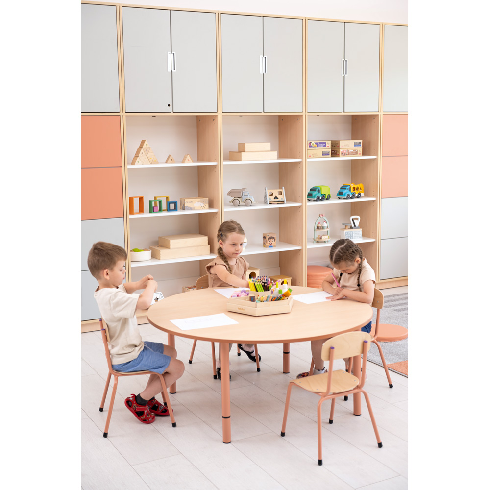 Stôl Quadro s reg. výšky, okrúhly s púdrovou hranou, so 4 púdrovými stoličkami Bambino, veľ. 2