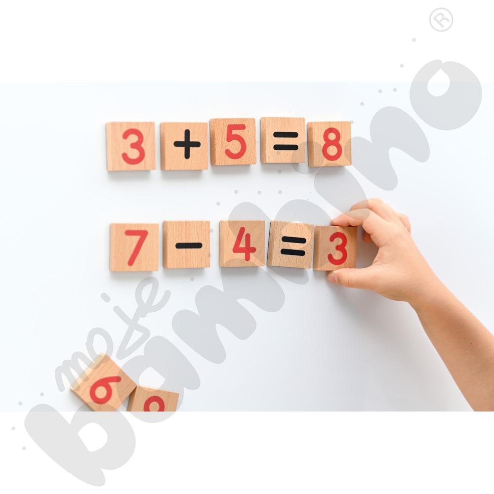 Drewniane cyferki magnetyczne