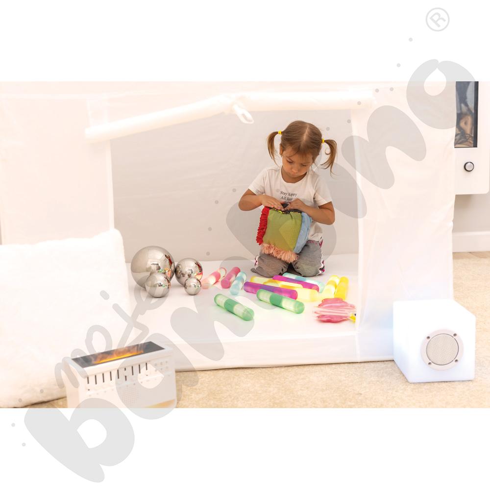 Biały namiot z akcesoriami terapeutycznymi