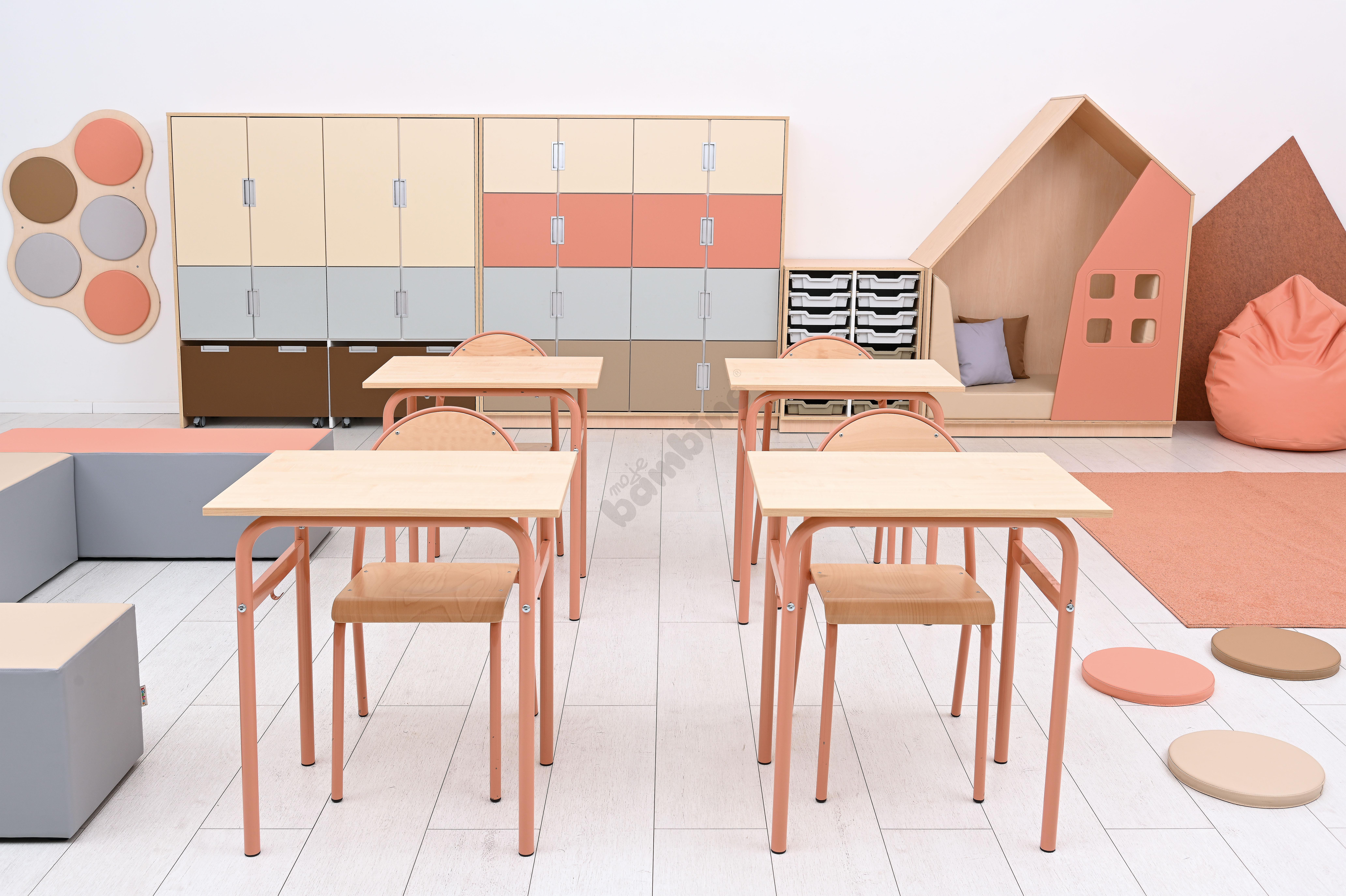 Sala szkolna Quadro w kolorystyce łososiowej 