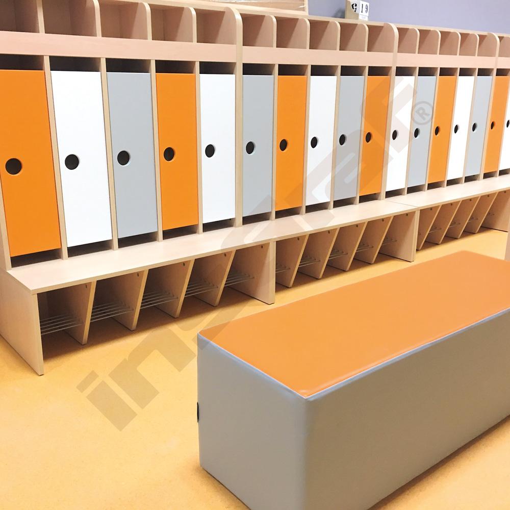 Dvířka k předškolní šatně P, kulatý otvor - oranžová