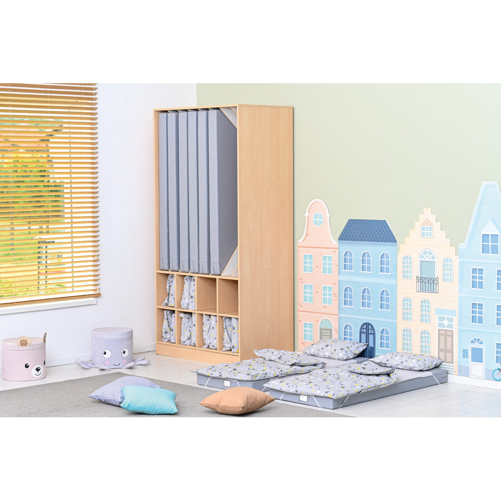 Skriňa na lôžkoviny a 8 matracov 140 x 60, javor
