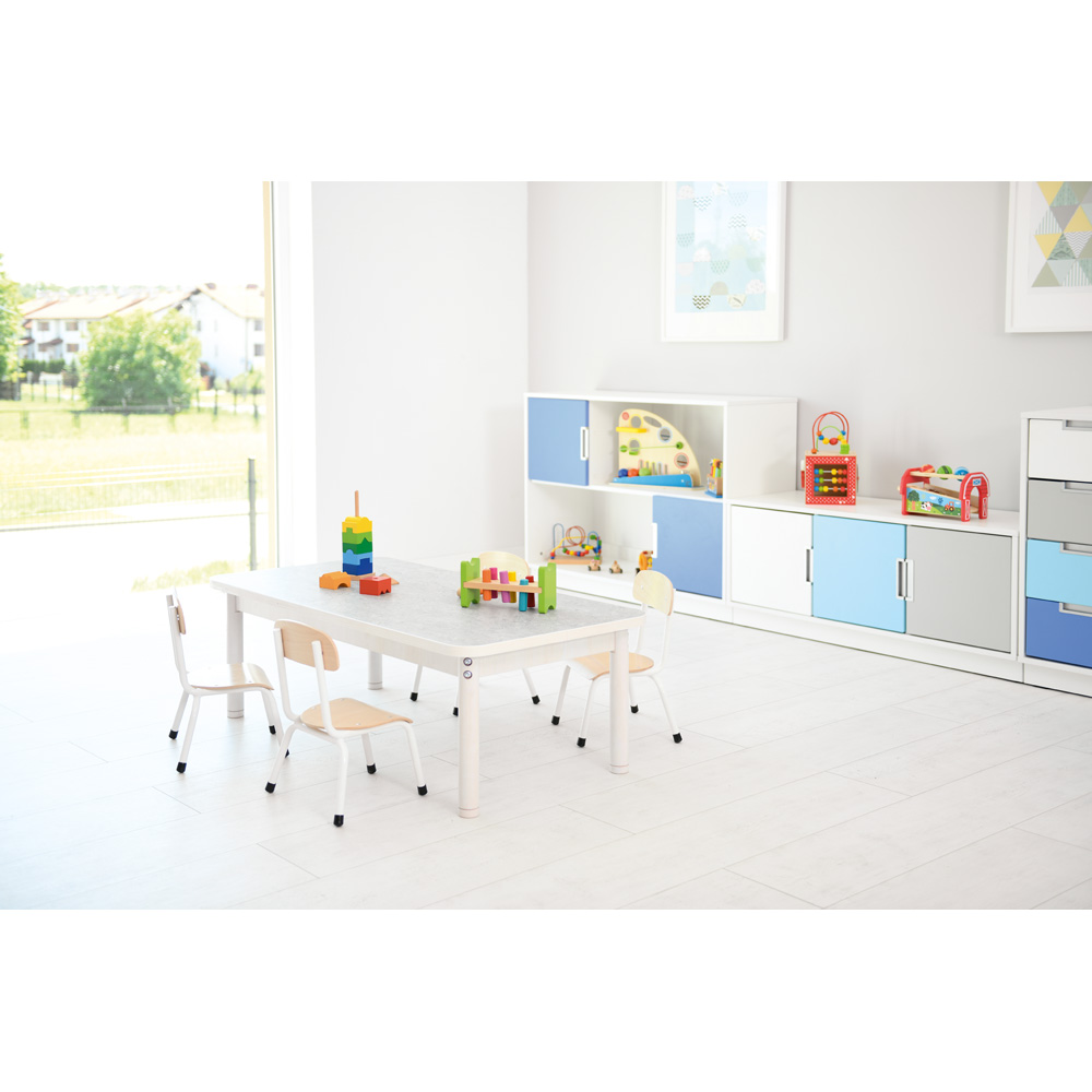 Tichý stôl Plus 140 x 80 sivý so 4 bielymi stoličkami Bambino, veľ. 0