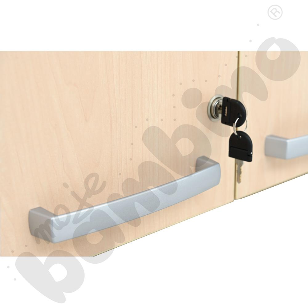 Szafka wisząca Grande S szeroka, drzwiczki z zamkiem – klon jasny