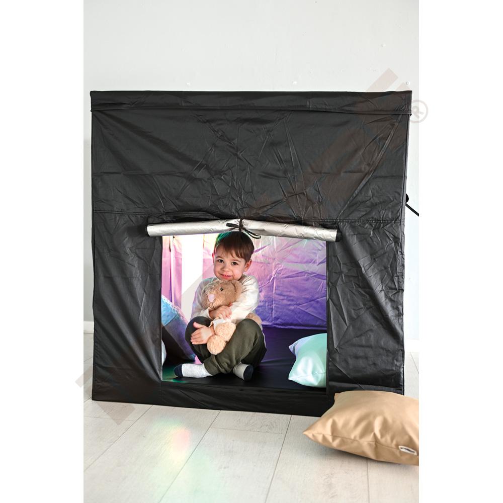 Černý stan s terapeutickými pomůckami 