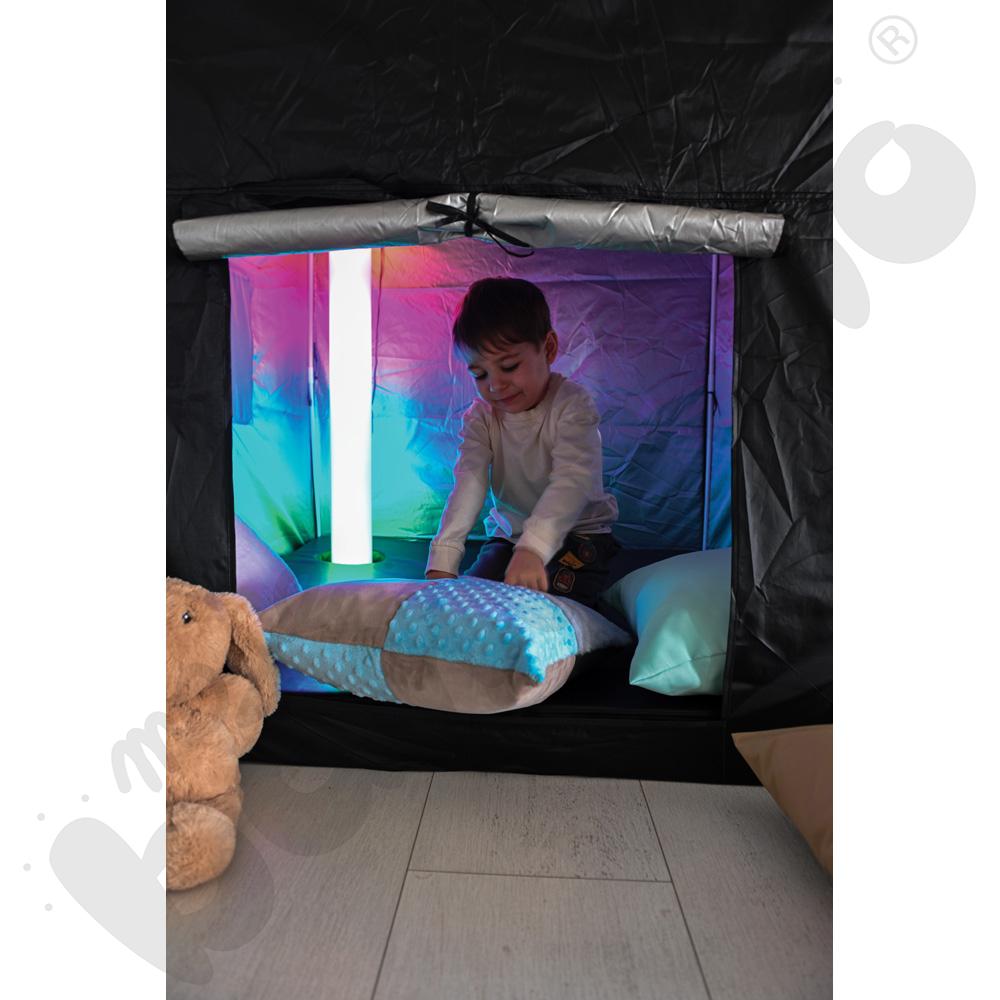 Czarny namiot z akcesoriami terapeutycznymi