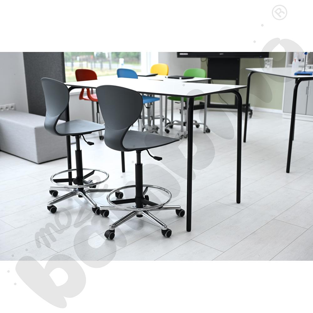 Hoker obrotowy na kółkach