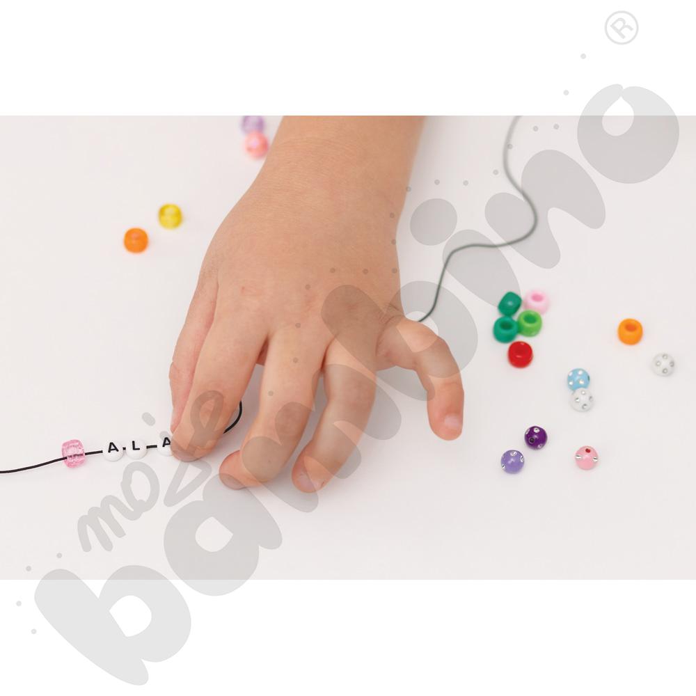 Koraliki z akcesoriami w pudełku