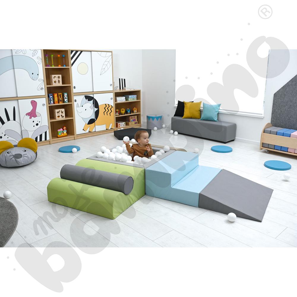 Zestaw pianek z kwadratowym basenem