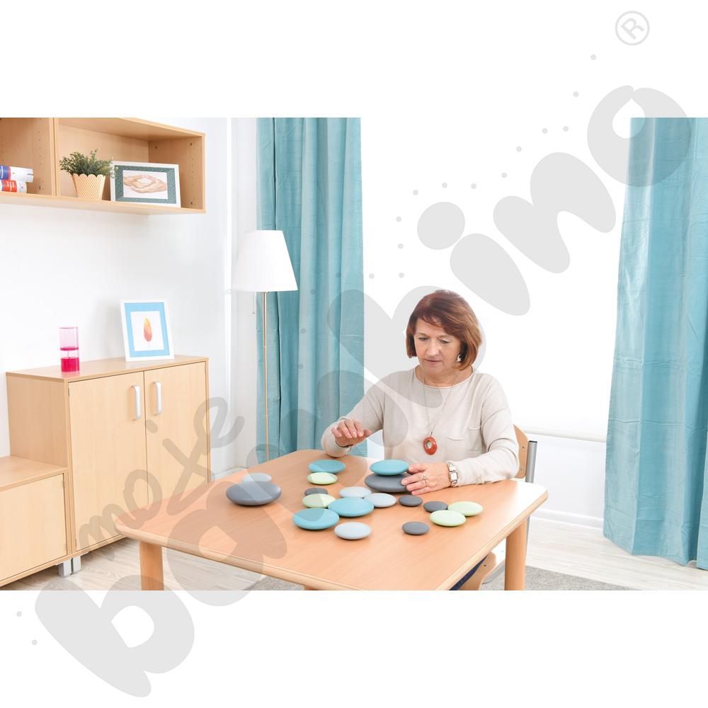 Szafka D z 3 półkami na nóżkach