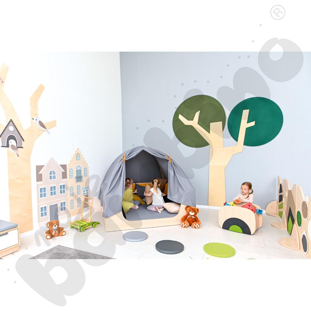 Kącik relaksacyjny z baldachimem