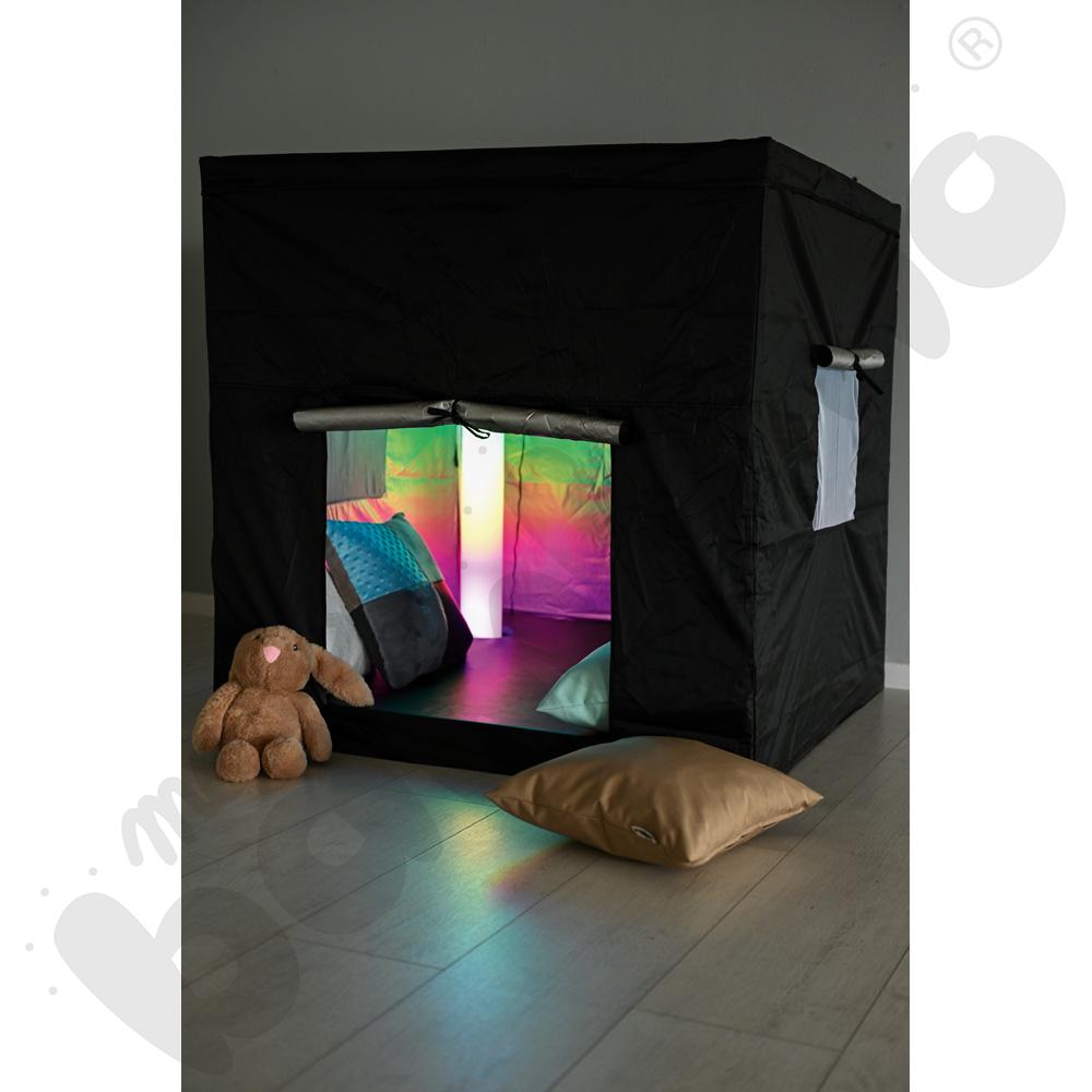 Czarny namiot z akcesoriami terapeutycznymi