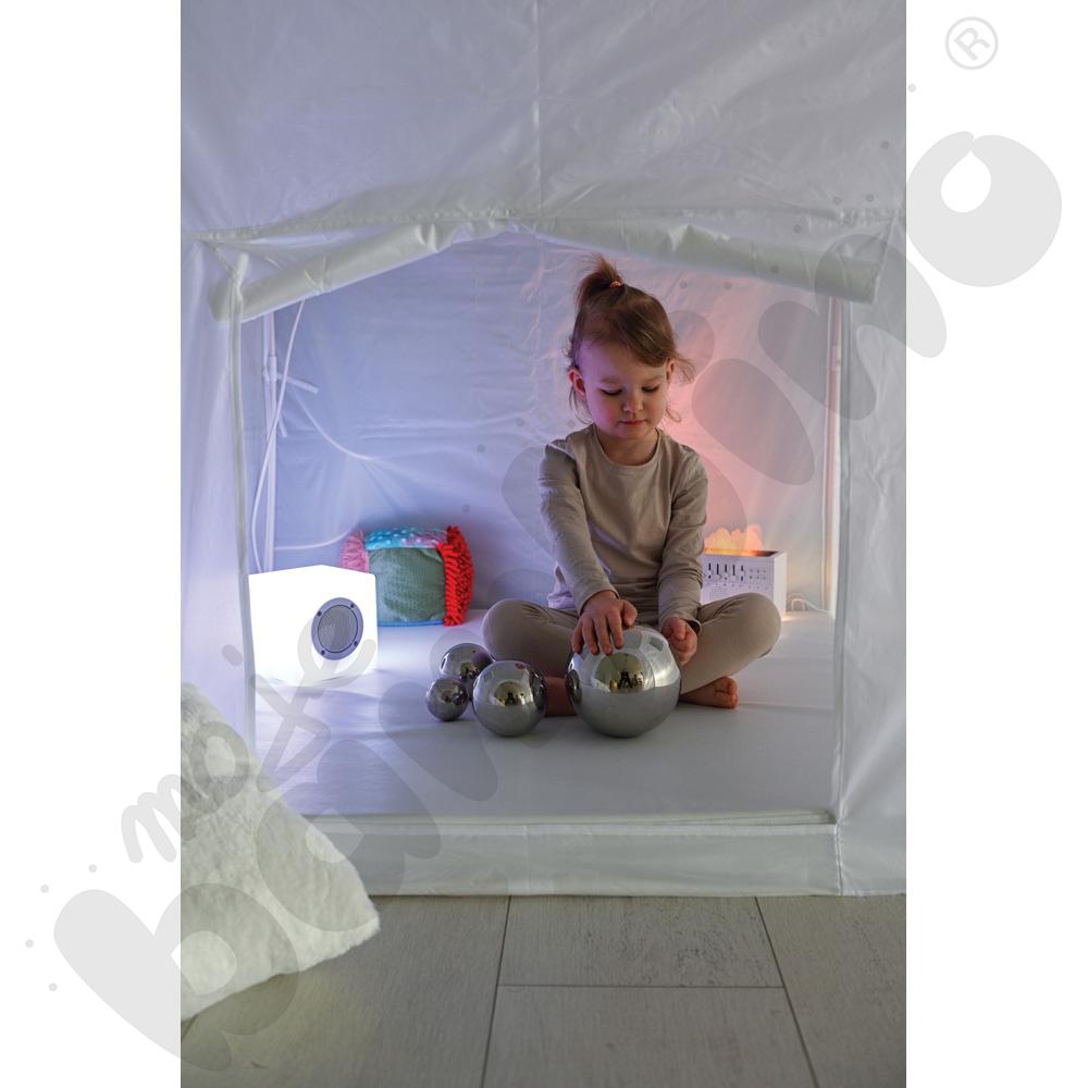 Biały namiot z akcesoriami terapeutycznymi