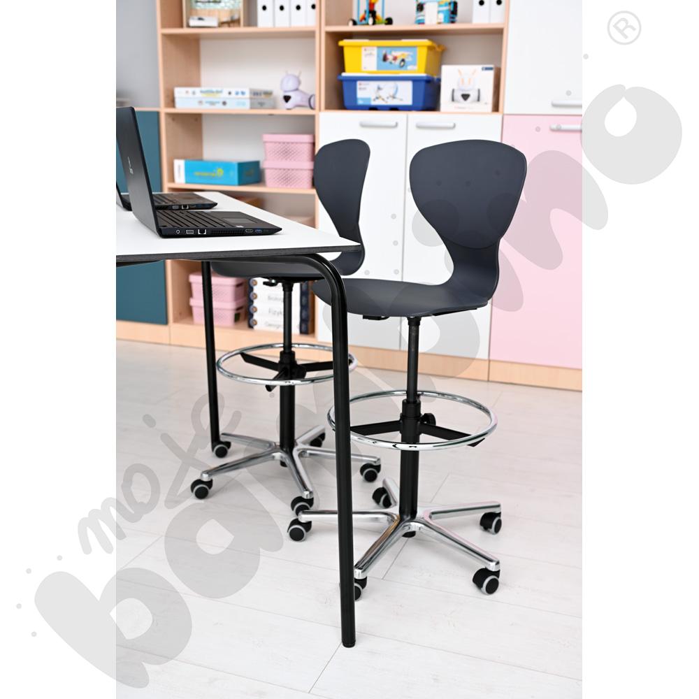 Hoker obrotowy na kółkach