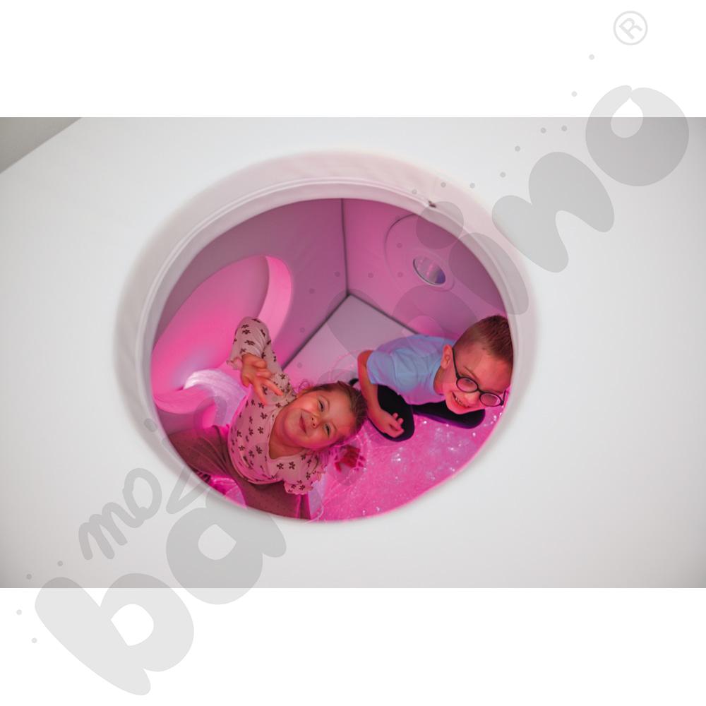 Biały domek - lustrzane odbicie