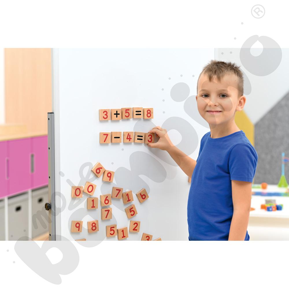 Drewniane cyferki magnetyczne