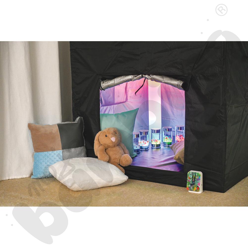 Czarny namiot z akcesoriami terapeutycznymi