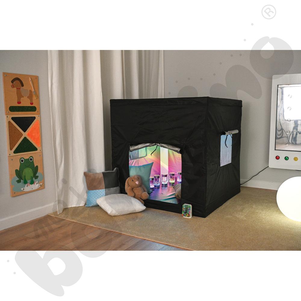 Czarny namiot z akcesoriami terapeutycznymi