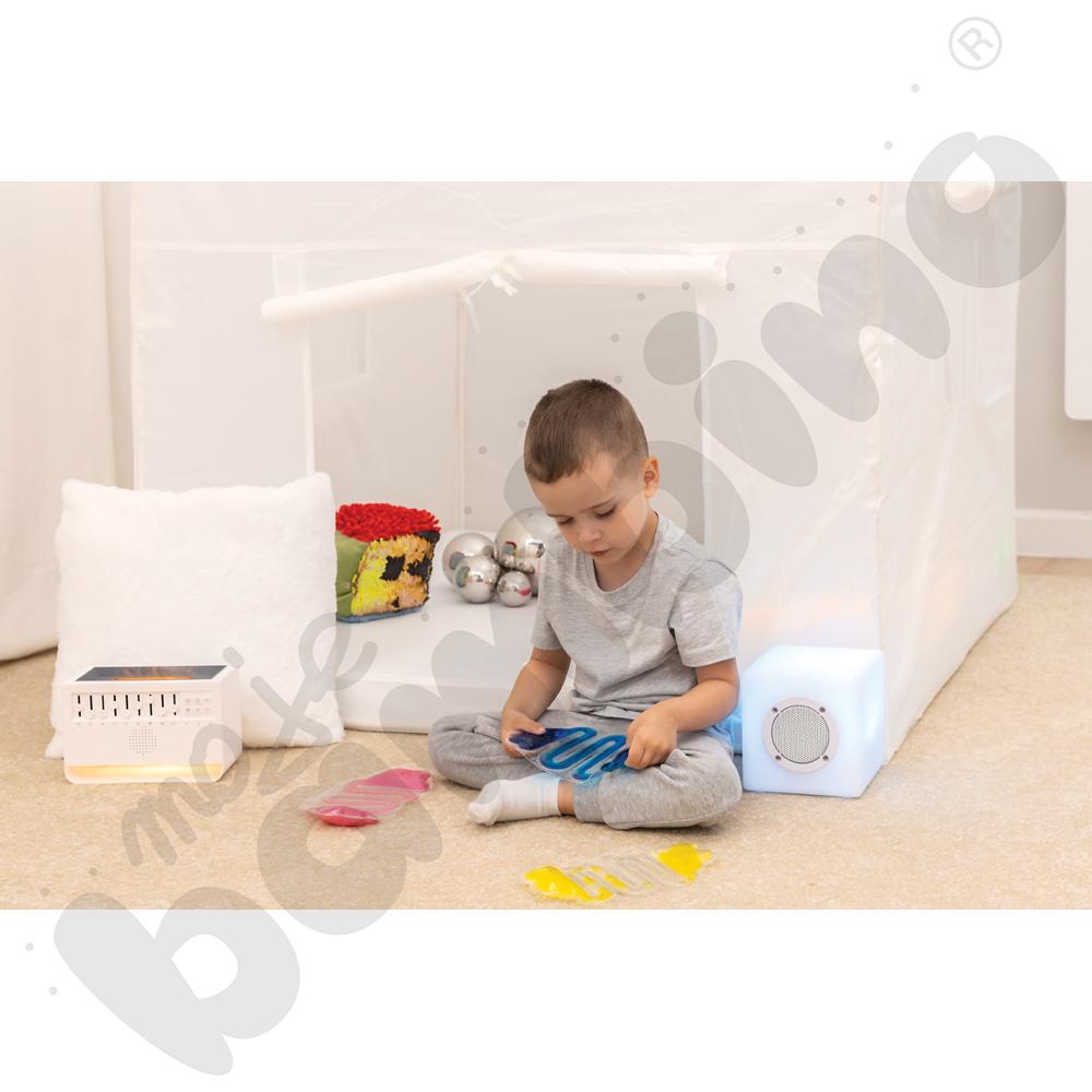 Biały namiot z akcesoriami terapeutycznymi