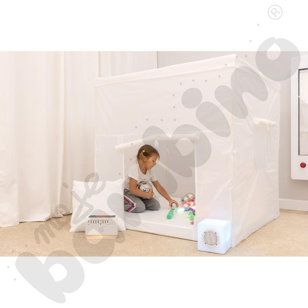 Biały namiot z akcesoriami terapeutycznymi