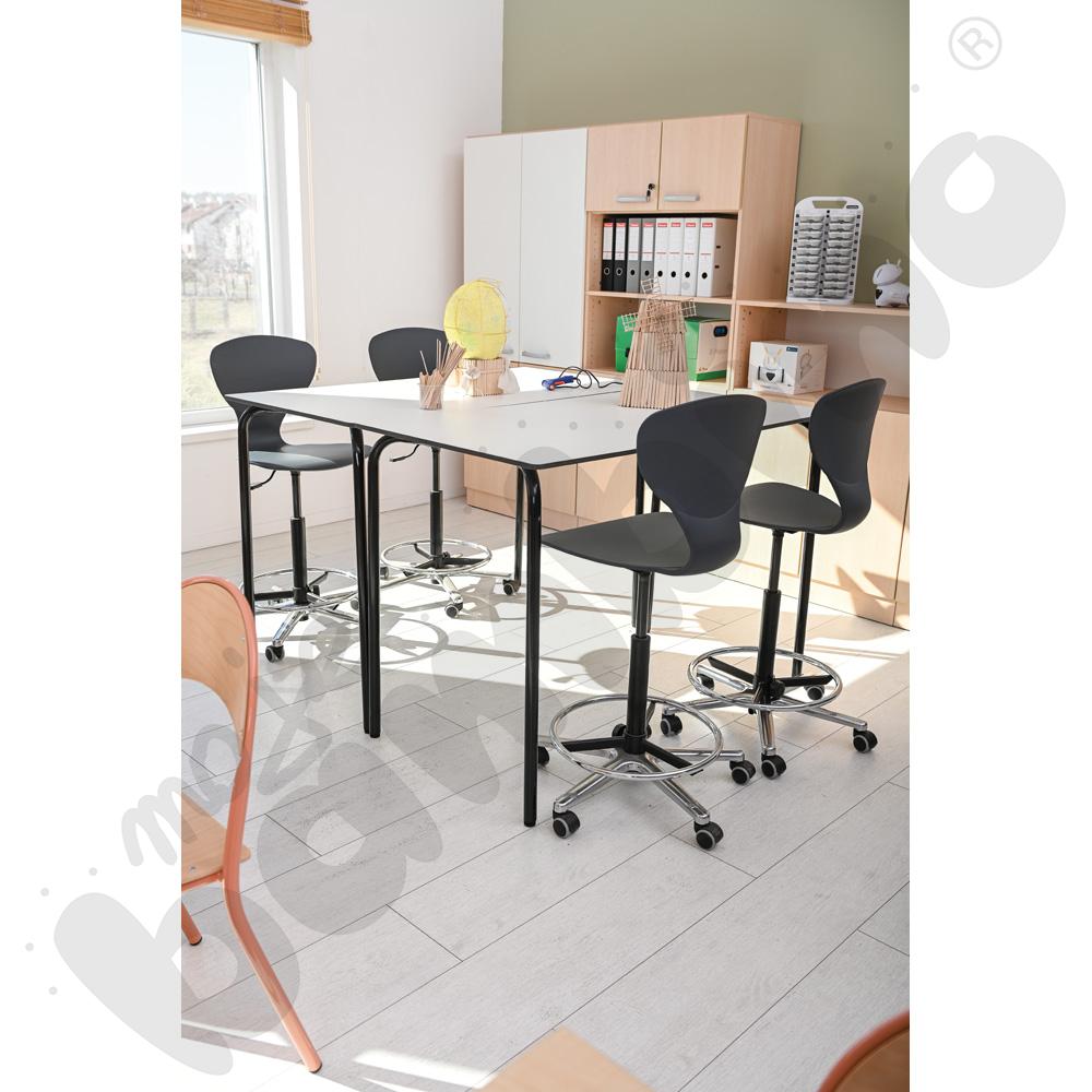 Hoker obrotowy na kółkach