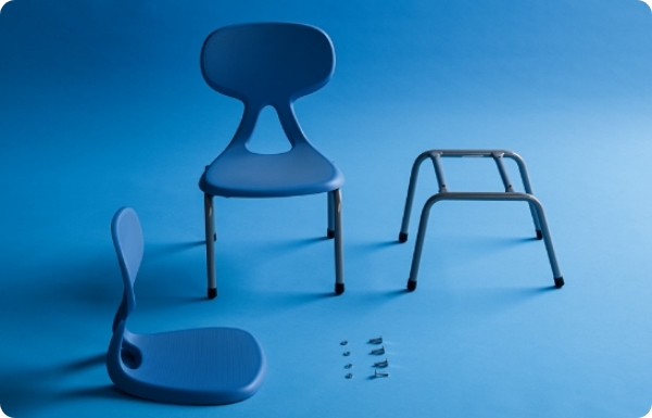 Certyfikowane meble – niebieskie krzesła