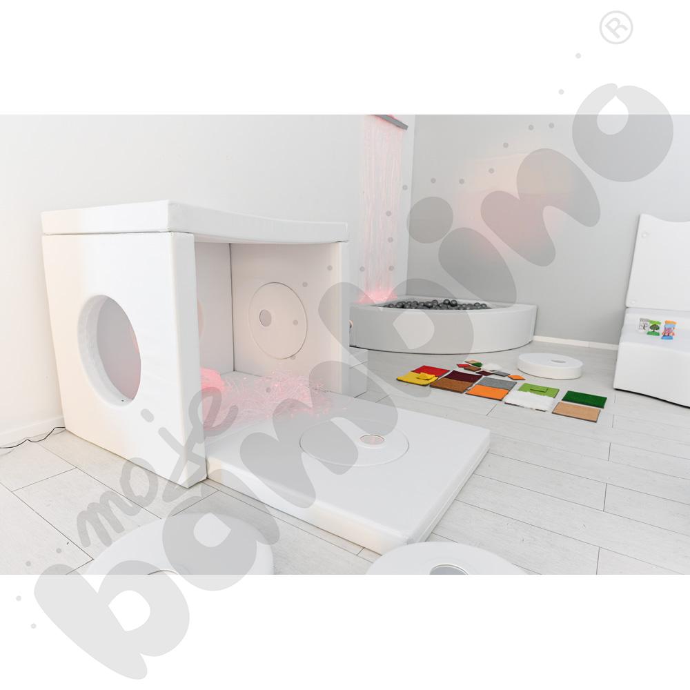 Biały domek - lustrzane odbicie