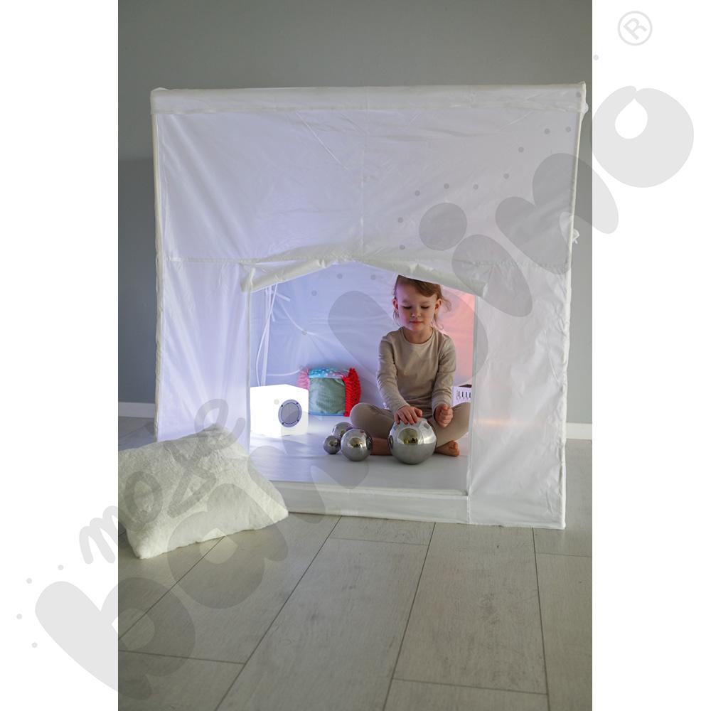 Biały namiot z akcesoriami terapeutycznymi