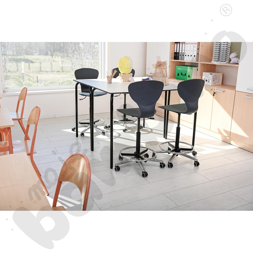 Hoker obrotowy na kółkach