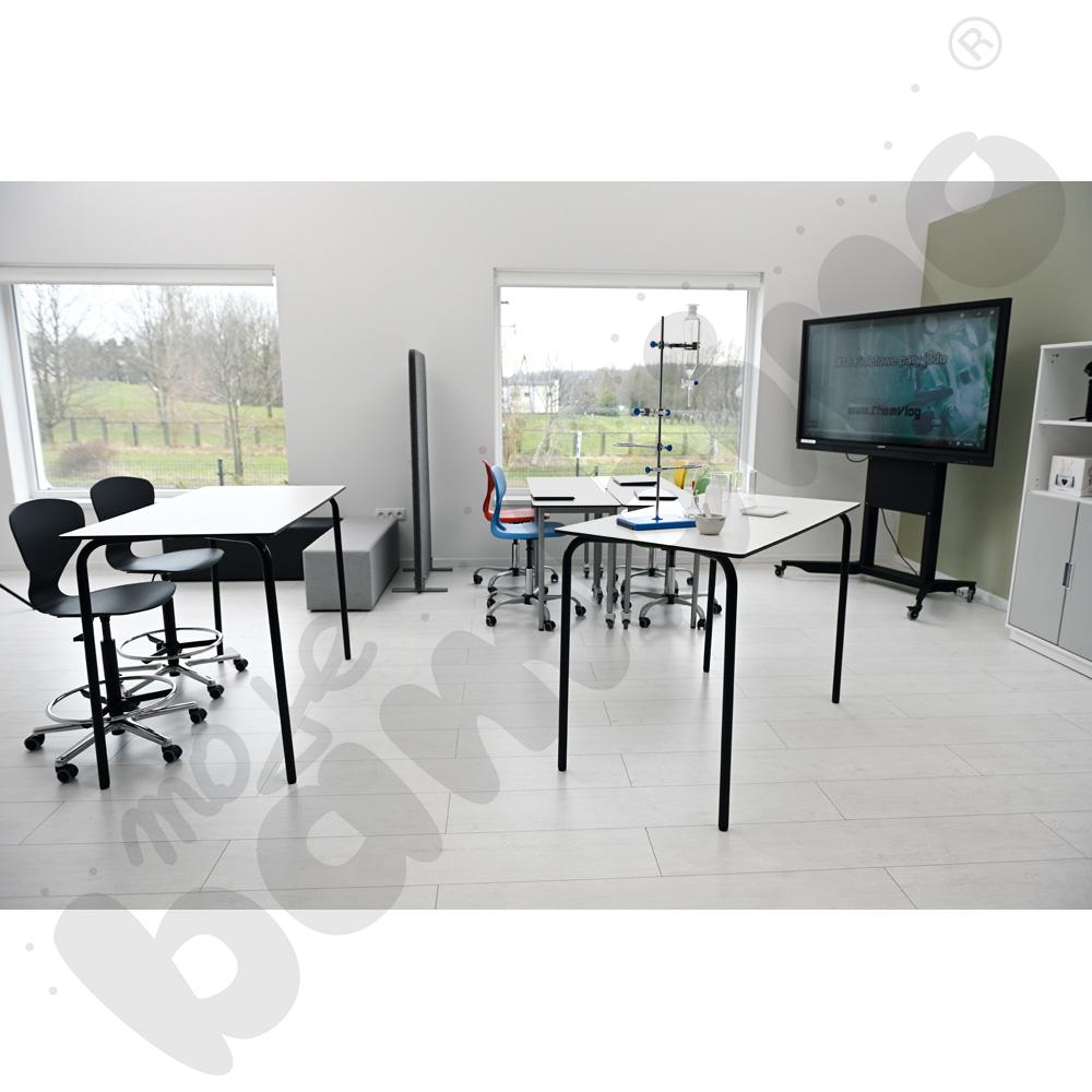 Hoker obrotowy na kółkach