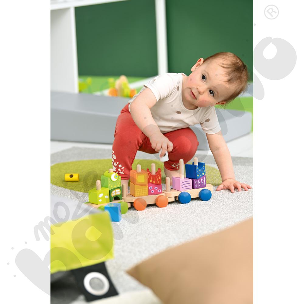 Wagoniki z kolorowymi klockami