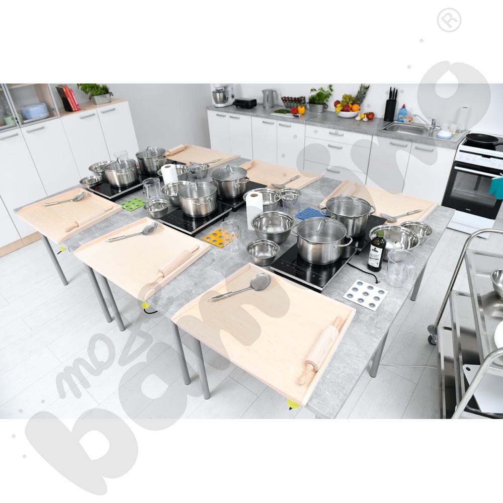 Stół roboczy kuchenny z gniazdem zasilającym