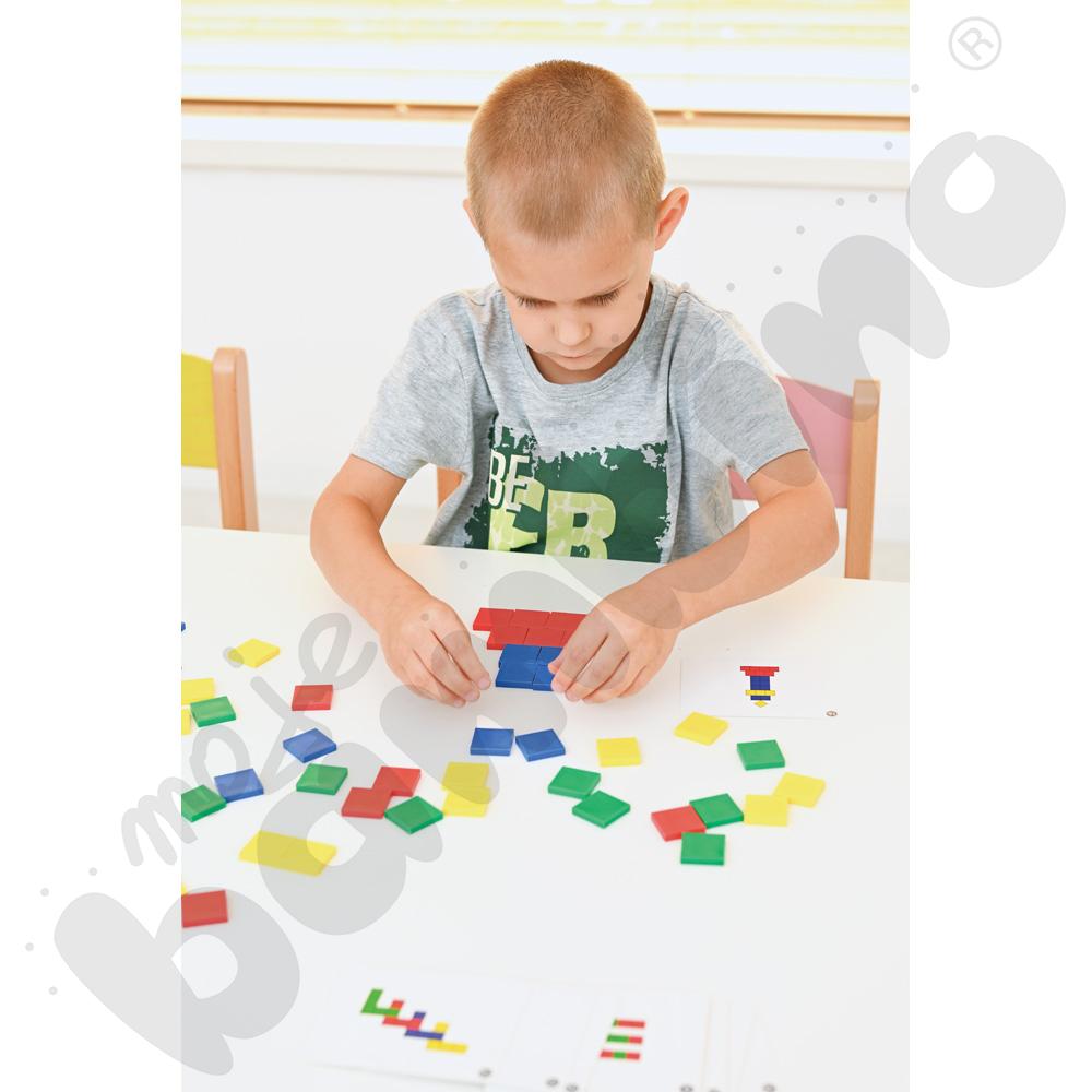 Kolorowe płytki z kartami zadań