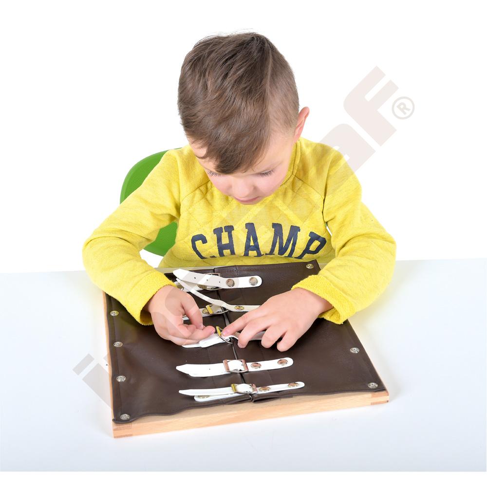 Pomůcka pro nácvik zapínání přezky