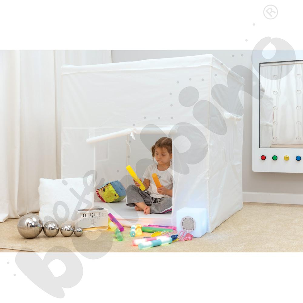 Biały namiot z akcesoriami terapeutycznymi