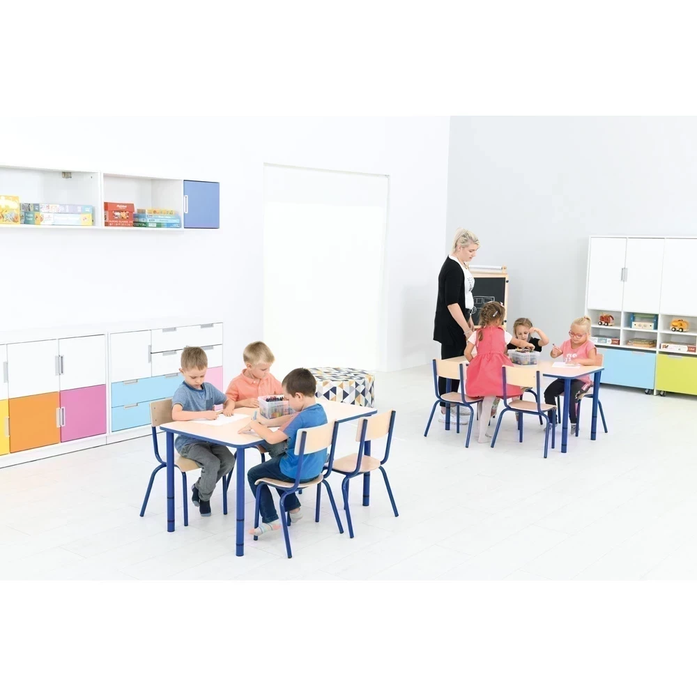 Krzesła z metalowym stelażem