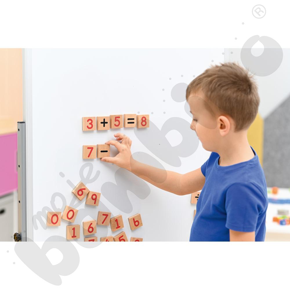 Drewniane cyferki magnetyczne