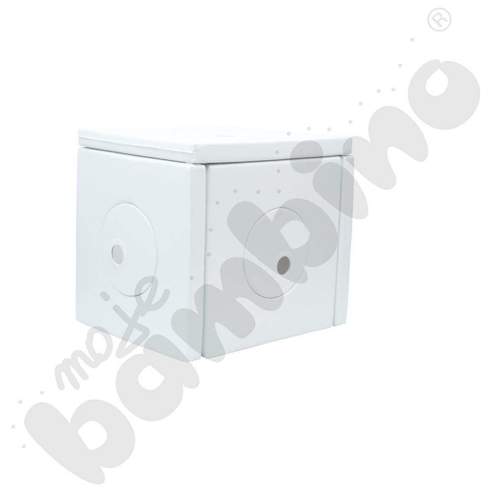 Biały domek - lustrzane odbicie