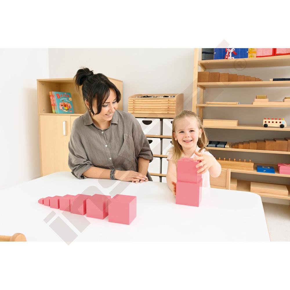 Montessori růžová věž